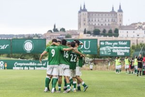Un campo precioso con la ciudad presidiendo los partidos. Uno de los fondos no tiene graderíos.