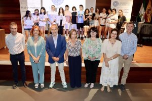 El jurado, los alumnos finalistas y sus profesores posan tras el acto.