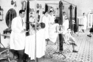 Salón del peluquero Francisco H. Arqueros, en el número 17 del Paseo.