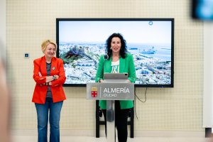 María del Mar Vázquez y Eloísa Cabrera durante la presentación de la unidad