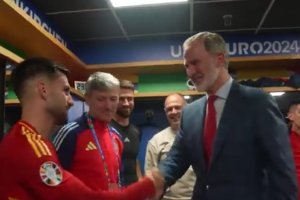 Una imagen que jamás olvidará Álex Baena al final del España-Italia cuando su Majestad el Rey felicita a los jugadores de la Selección España. 