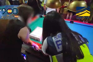 La Policía Nacional comprobando documentación en el club de alterne de El Ejido.