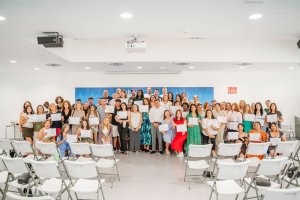 Los alumnos posas con sus diplomas.