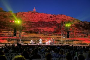 Antonio Lizana y su grupo en los Jardines Mediterráneos de La Hoya en el primer concierto del festival Alamar 2024