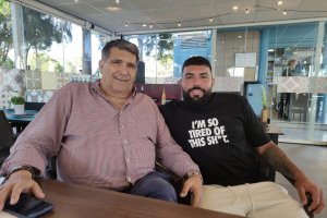 El presidente Pepe Cortés con Álvaro Sánchez Gil, el gran protagonista de esta historia que hoy ve la luz en LA VOZ.. Un merecido homenaje tras u