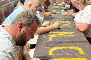 Los vecinos de Pescadería, preparando la decoración de la calle Cordoneros.