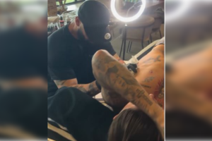 Rodrigo Gálvez tatuando a Sergio Ramos.