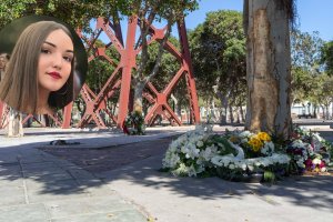 Isabel (imagen cedida por la familia) y las flores que recuerdan a los dos fallecidos en el lugar del accidente.