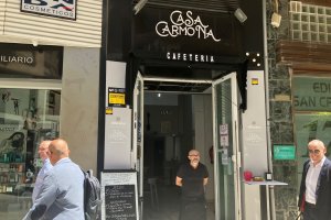 Diego Pérez Carmona en la puerta del establecimiento.