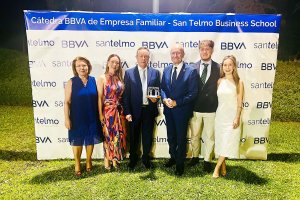 Juan Cano recibe de manos del alcalde de Málaga el premio Familia-Empresa 2024.