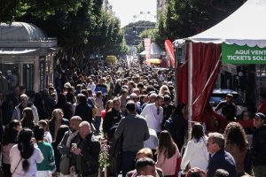 Imagen de archivo de gente caminando en el Paseo de Almería.