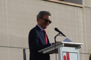 Domingo Hernández, en la puesta de bandas de este último curso en el IES Nicolás Salmerón.