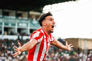 Rachad celebrando el (1-2) que abría las puertas del ascenso.