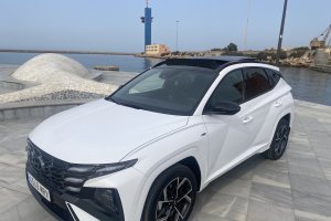 El nuevo Tucson junto a la ballena del pequeño Gabriel