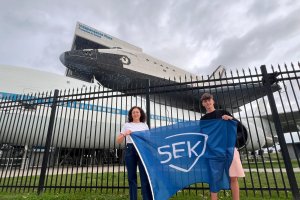 Alfonso García y su profesora de matemáticas, Belén Ortega, en el Space Center de Houston..