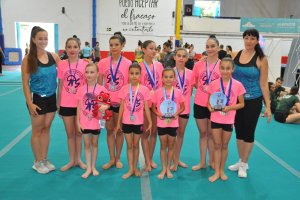 Las campeonas almerienses posan tras la competición.