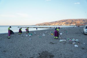 Labores de limpieza en las playas de la capital en la mañana de este lunes