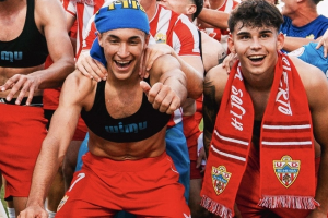 Marcos Peña celebrando en Toledo el ascenso del filial del Almería.