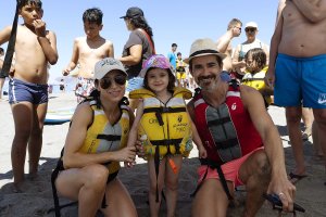 Una familia disfrutando de la semana deportiva propulsada por el Ayuntamiento.