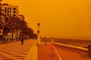 Imagen de una jornada de calima en la capital almeriense.