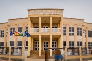 La fachada de la escuela municipal.