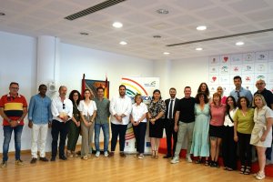 Foto de familia de los asistentes a la reunión.