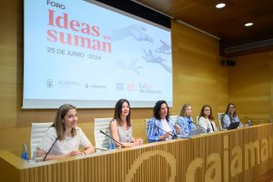 Paz Carreras, Rosario Soto, María del Mar Vázquez, Mercedes Aranda, María Castillo y Ana María Molina en el I Foro ‘Ideas que suman’.