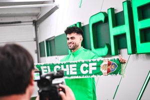 Arnau Puigmal vuelve al Almería pero el Elche no le pierde la pista para buscar una nueva cesión.