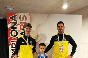 Leo con sus entrenadores tras proclamarse campeones de España.