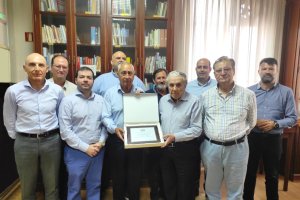 La junta directiva del Círculo Mercantil e Industrial de Almería entrega una placa de reconocimiento a D. Francisco Quereda Pedregosa.