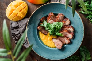 Solomillo de pavo en salsa de manzana. Fotografía de ValentinJunkov descargada en Depositphotos.com