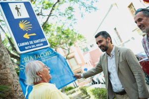El concejal de Turismo de Almería, Joaquín Pérez de la Blanca,  junto a la nueva señalización.