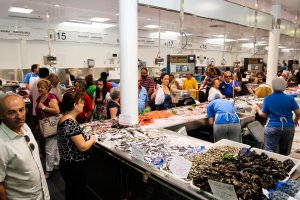 Una pescadería de la Plaza del Mercado de Almería.
