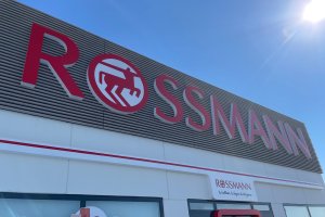 Fachada del nuevo local de la cadena alemana en Albox.