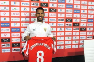 Jonathan Viera sostiene la camiseta del Almería.