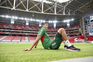 César Montes no pudo terminar el encuentro contra Venezuela por unas molestias musculares.