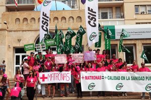 Concentración de matronas frente a la Bola Azul.