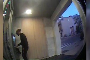 El hombre detenido captado por las cámaras en un cajero.