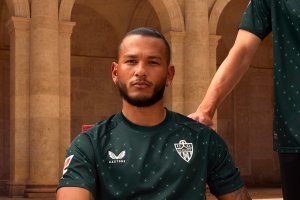 Luis Suárez con la segunda equipación del Almería.