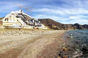 Imagen de la Playa del Algarrobico con el hotel de fondo.