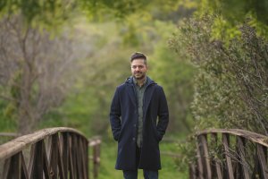 El escritor almeriense José Piqueras, en una imagen promocional. Foto: Antonio Farol.