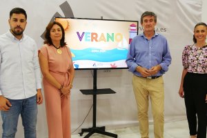 Presentación del programa de actividades de verano en Adra.