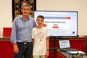 Nicolás Vargas, alumno del IES Abdera, con el alcalde, Manuel Cortés.