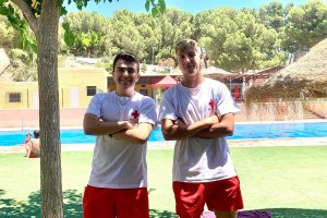 Antonio y Bogdan, los dos socorristas que salvaron la vida a un joven ahogado en la piscina municipal de Tabernas.
