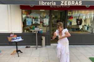 Rosana Bernharstu, una de las autoras de 'Danza sobre la tierra', baila frente a la librería Zebras durante la presentación de su libro.
