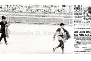 Luis el de los Perros, con frac y chistera, tras el ‘diestro’ Juan el Paella. Agosto de 1959.