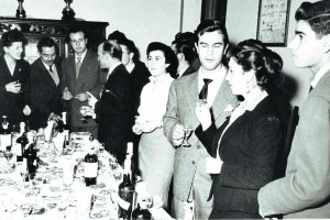 La actriz Elena Espejo, Juan Núñez de Radio Juventud, Palencia de Radio Almería, Echarri, director general de cine, Encarna Sánchez, Bernabéu e