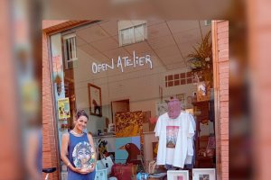 Melina Martín junto a su nuevo taller en El Alquián.