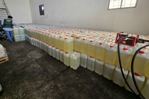 Imagen de los bidones de gasolina intervenidos por la Guardia Civil en la Operación Caramel.
