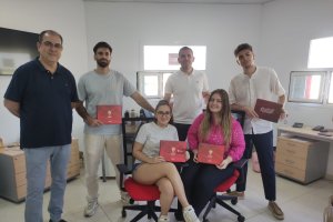 El personal del Almería que despacha los abonos en las taquillas del Estadio.